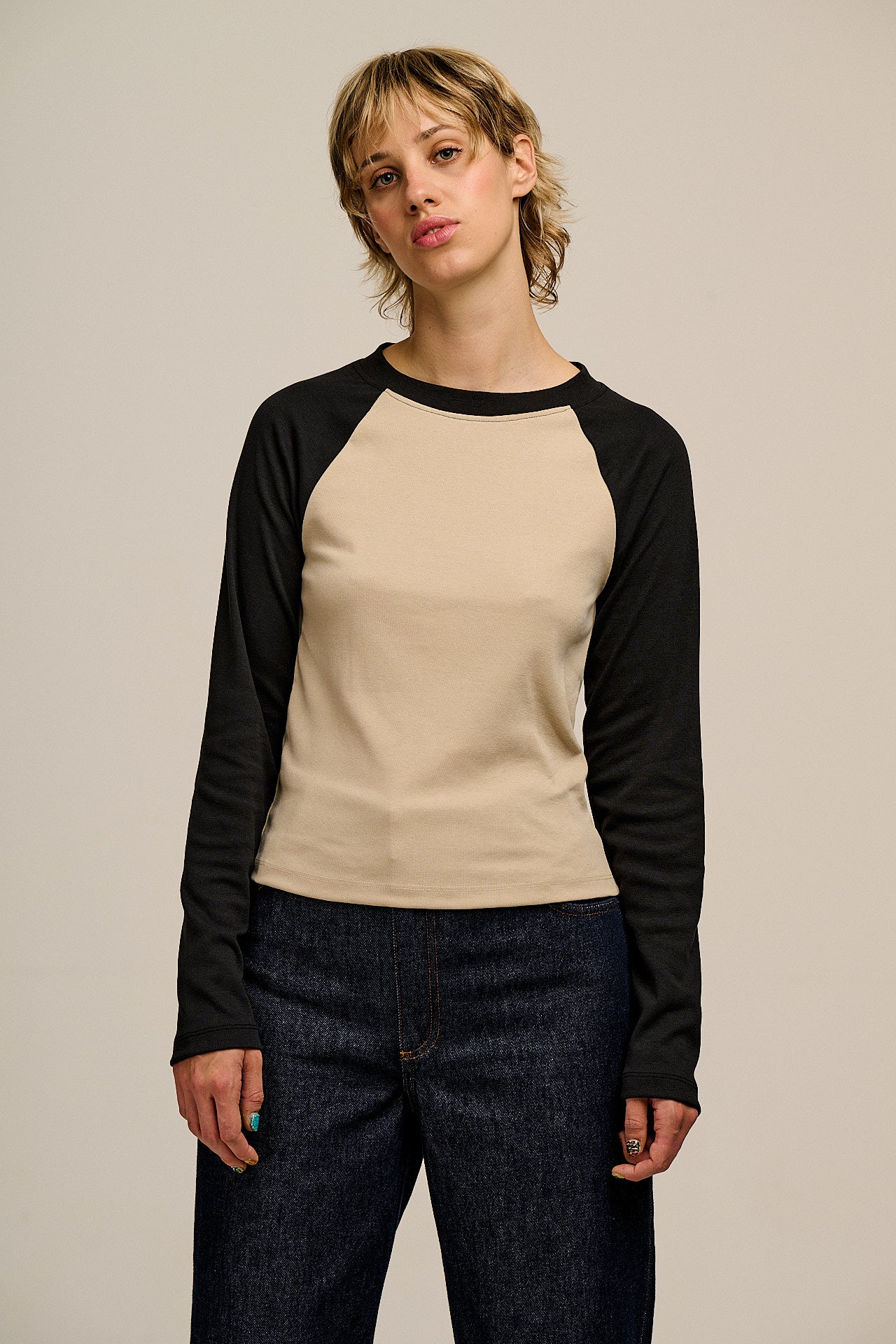 Avi - Long Sleeve Raglan T-Shirt in Black & Beige