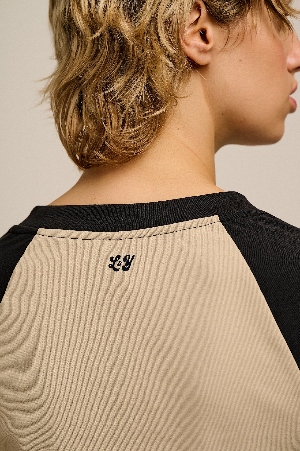 Avi - Long Sleeve Raglan T-Shirt in Black & Beige