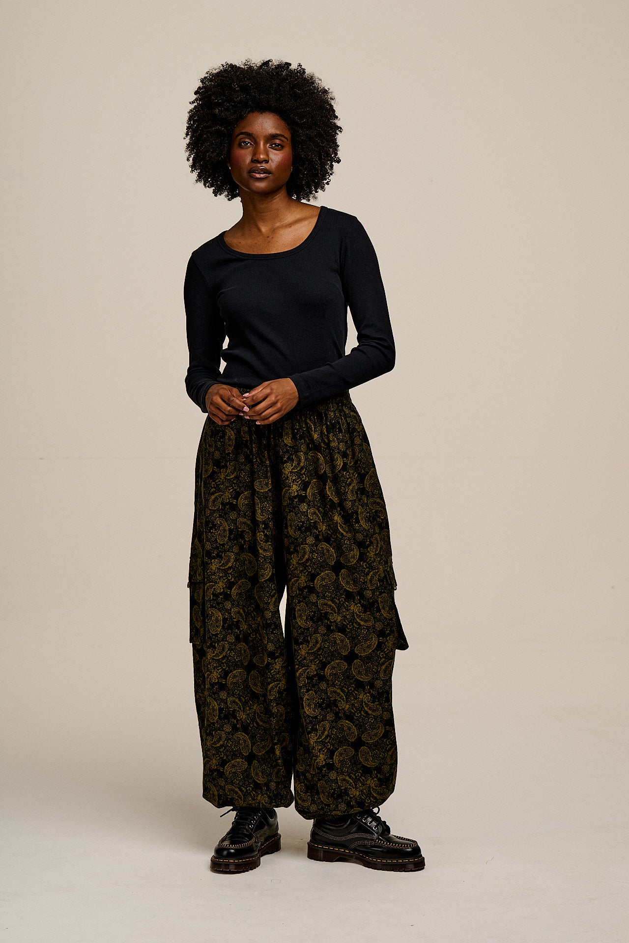 Rumi - Brushed Cotton Barrel Trousers in Grunge Green Paisley Print
