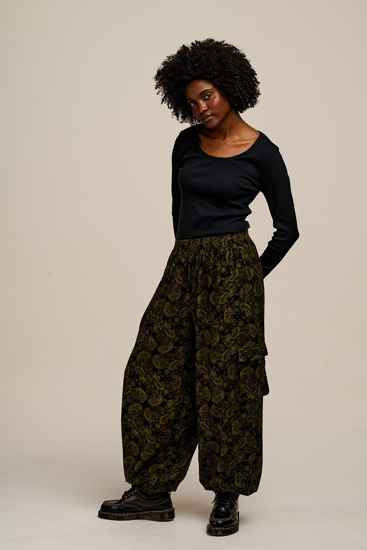 Rumi - Brushed Cotton Barrel Trousers in Grunge Green Paisley Print