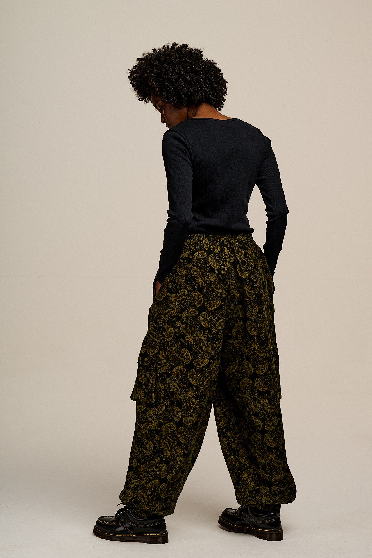 Rumi - Brushed Cotton Barrel Trousers in Grunge Green Paisley Print