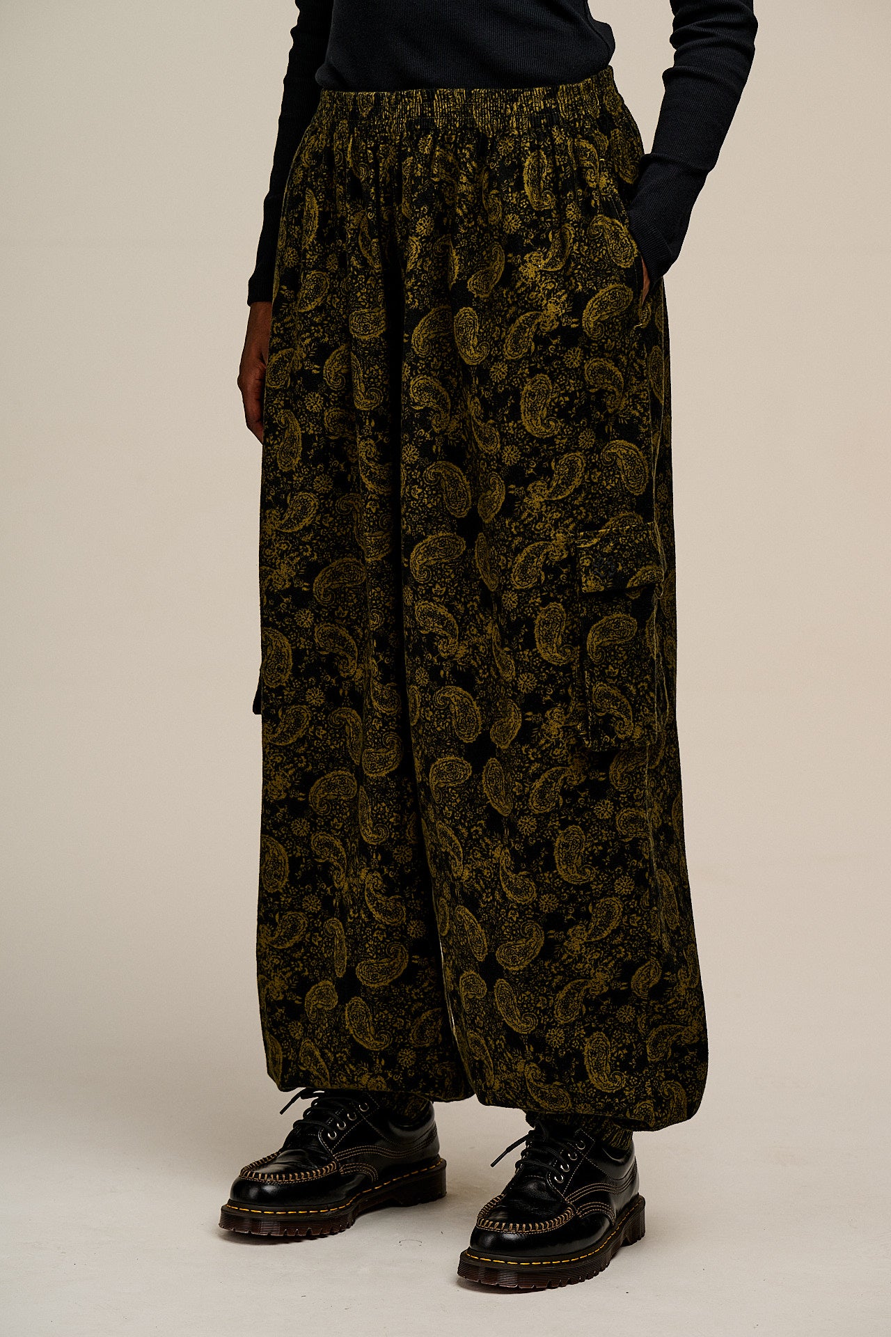 Rumi - Brushed Cotton Barrel Trousers in Grunge Green Paisley Print