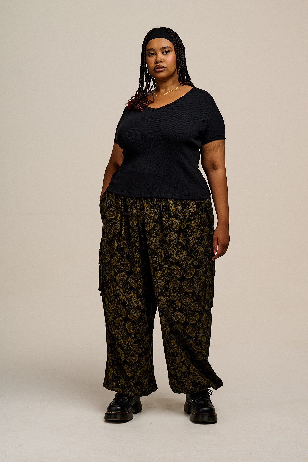 Ivy - Ribbed Cotton V Neck T-Shirt in Black