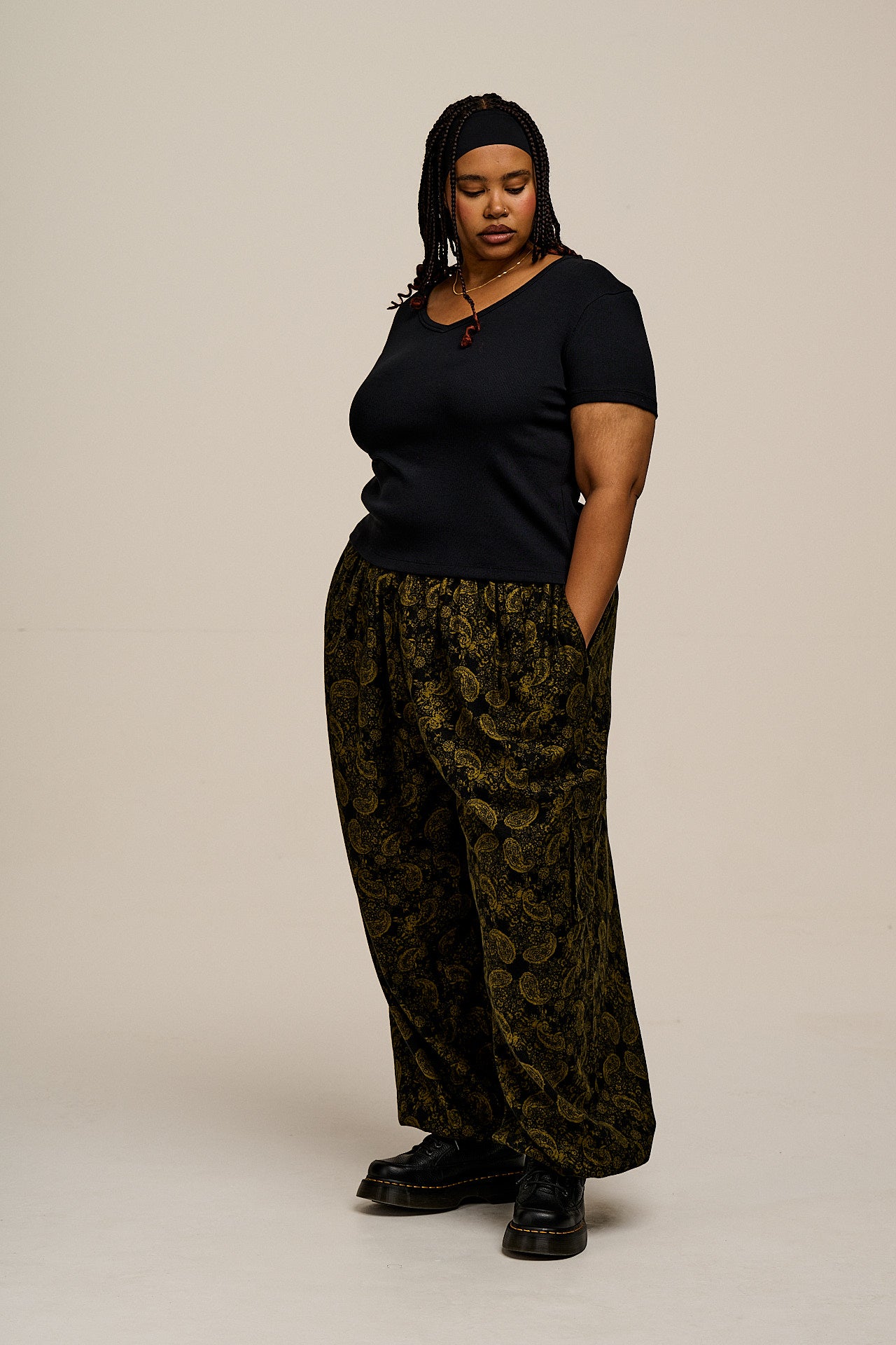 Rumi - Brushed Cotton Barrel Trousers in Grunge Green Paisley Print