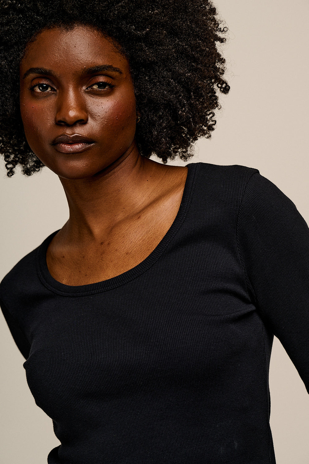 Remy - Ribbed Cotton Scoop Neck Long Sleeve T-Shirt in Black