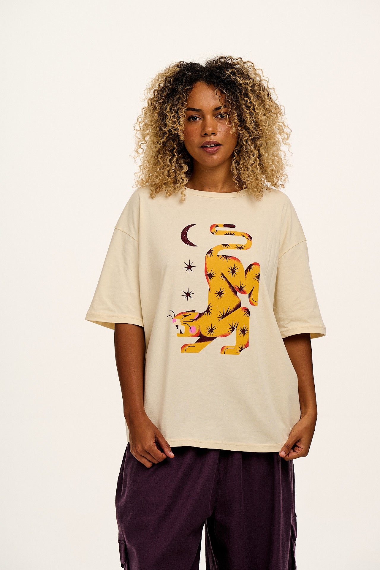 L.E. Benny - Oversized Cotton T-Shirt Artist Print by Hugo Alberto