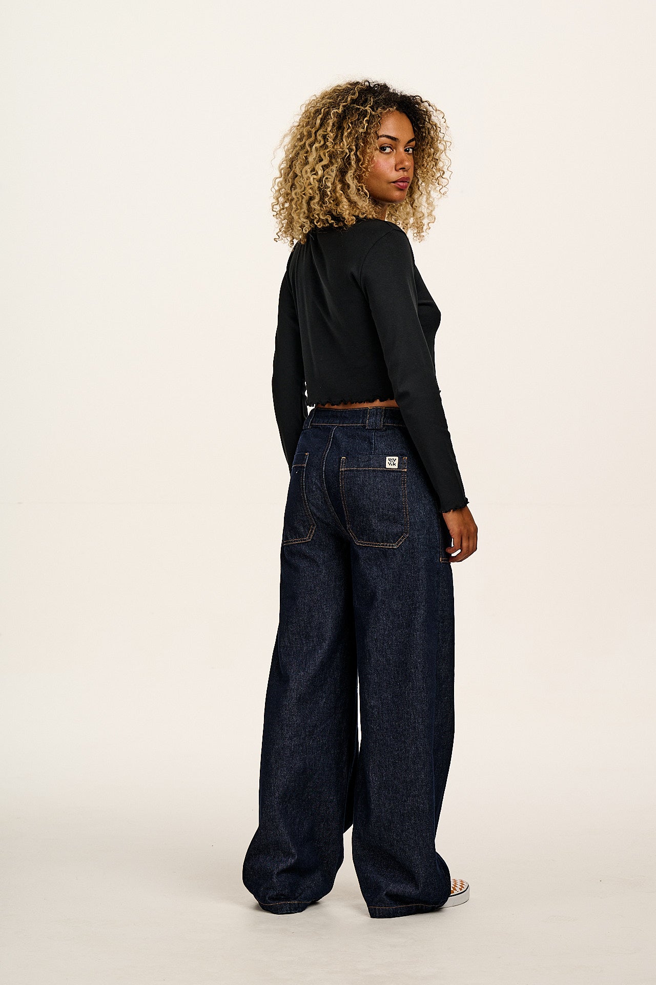 Hansel - Long Sleeve Cotton Crop Top in Top in Black