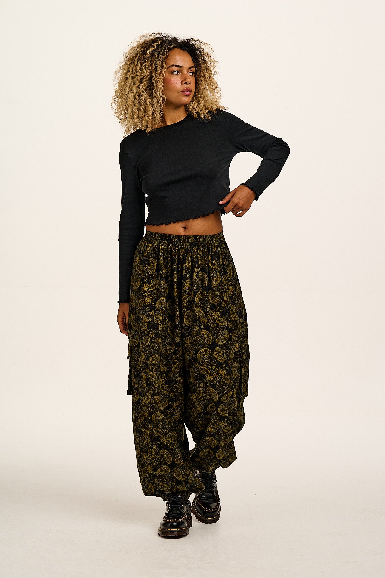 Hansel - Long Sleeve Cotton Crop Top in Top in Black