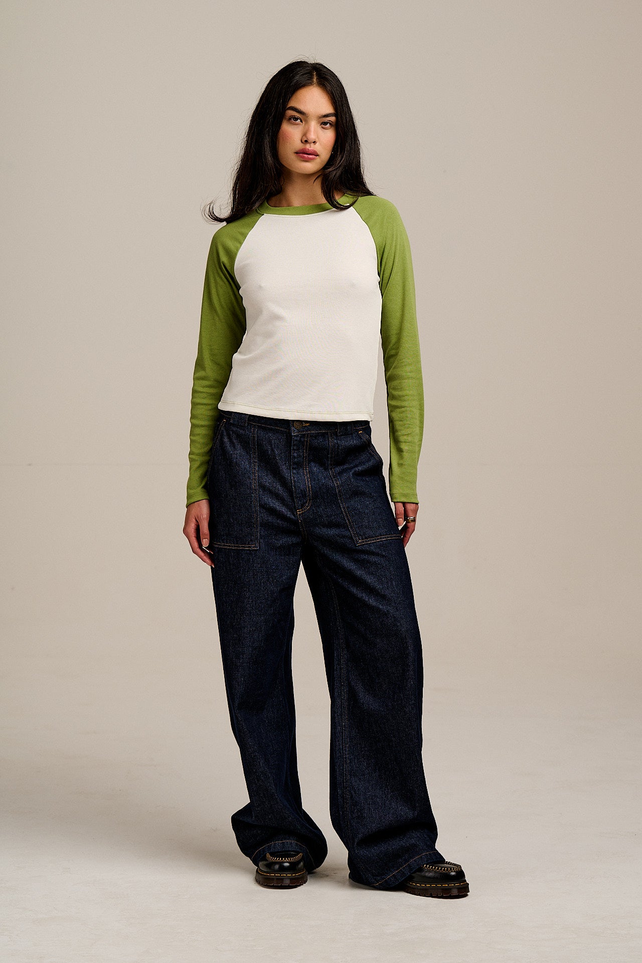 Avi - Long Sleeve Raglan T-Shirt in Green & White