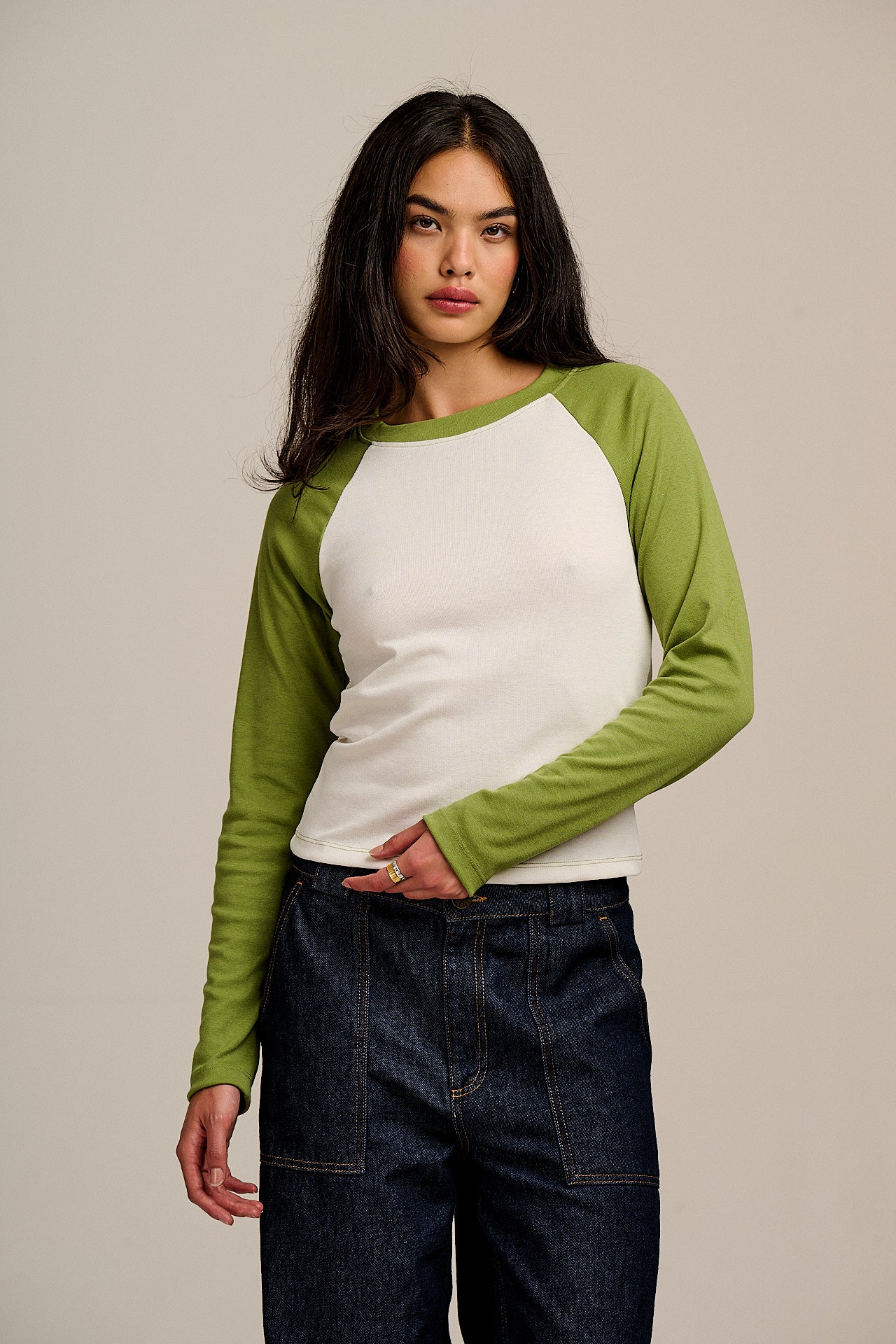 Avi - Long Sleeve Raglan T-Shirt in Green & White