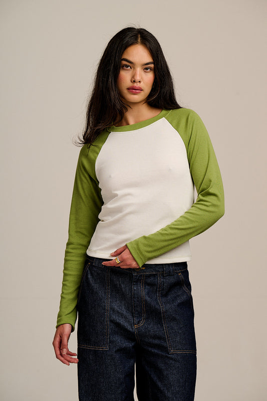 Avi - Long Sleeve Raglan T-Shirt in Green & White