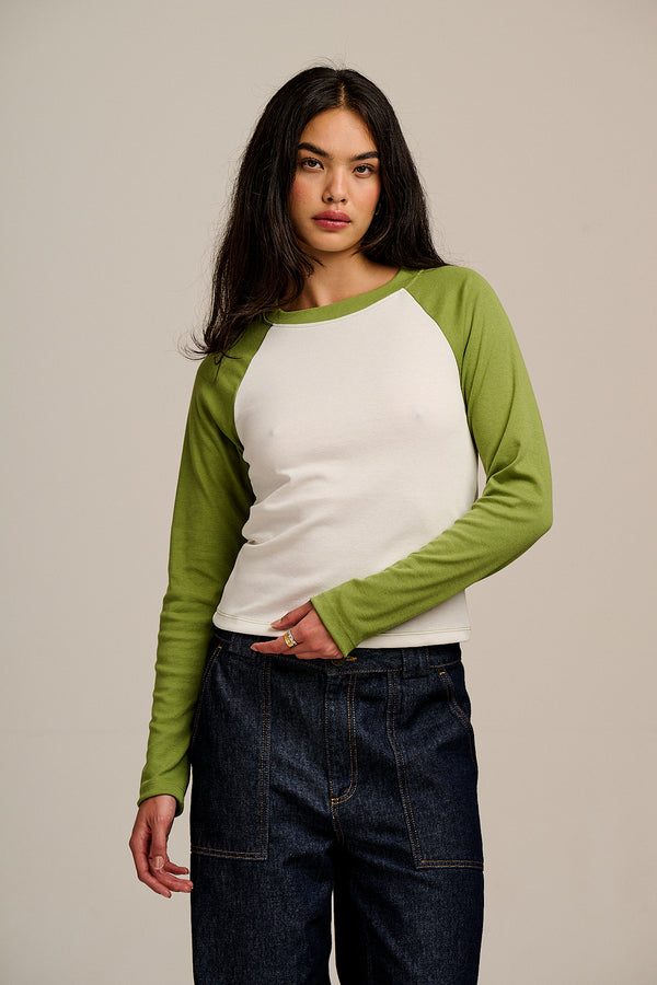 Avi - Long Sleeve Raglan T-Shirt in Green & White