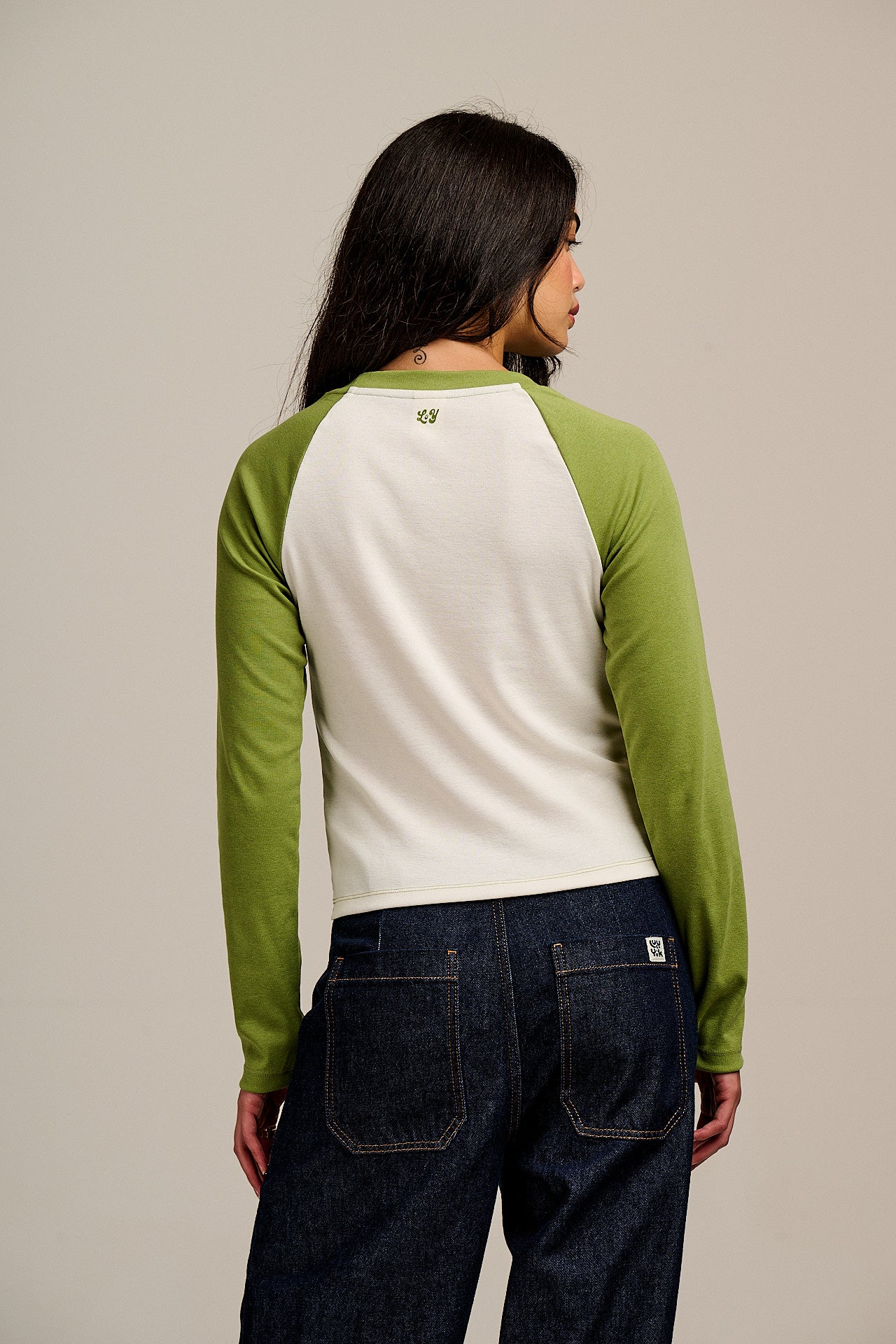 Avi - Long Sleeve Raglan T-Shirt in Green & White