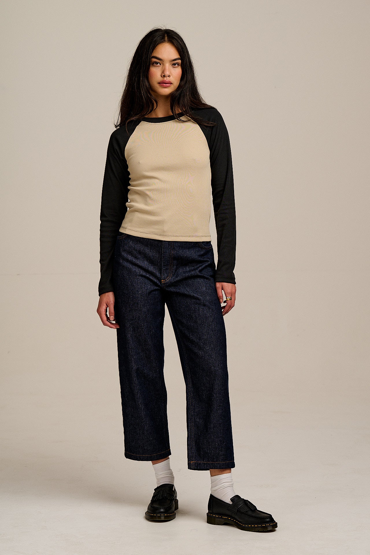 Avi - Long Sleeve Raglan T-Shirt in Black & Beige