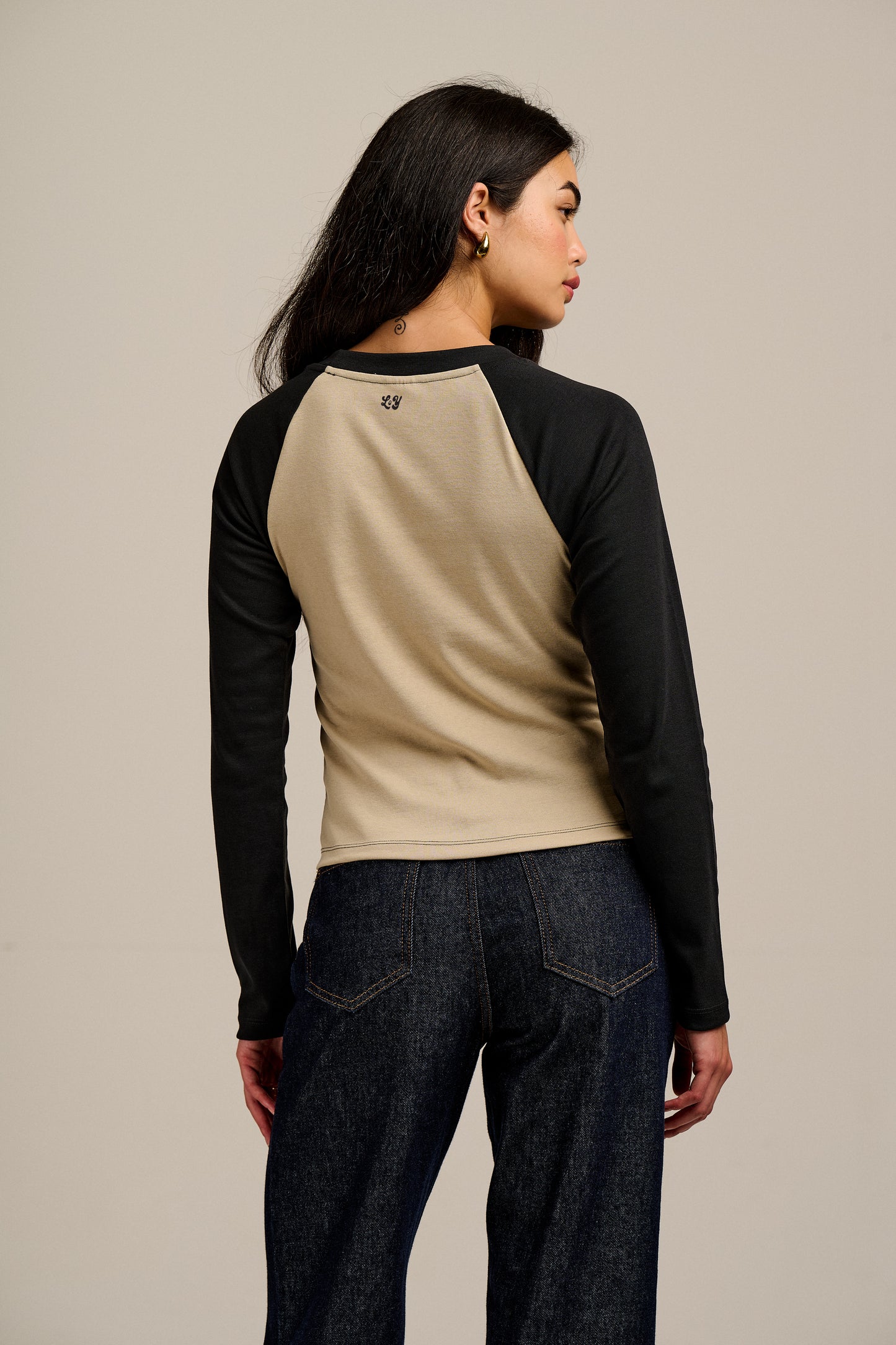 Avi - Long Sleeve Raglan T-Shirt in Black & Beige