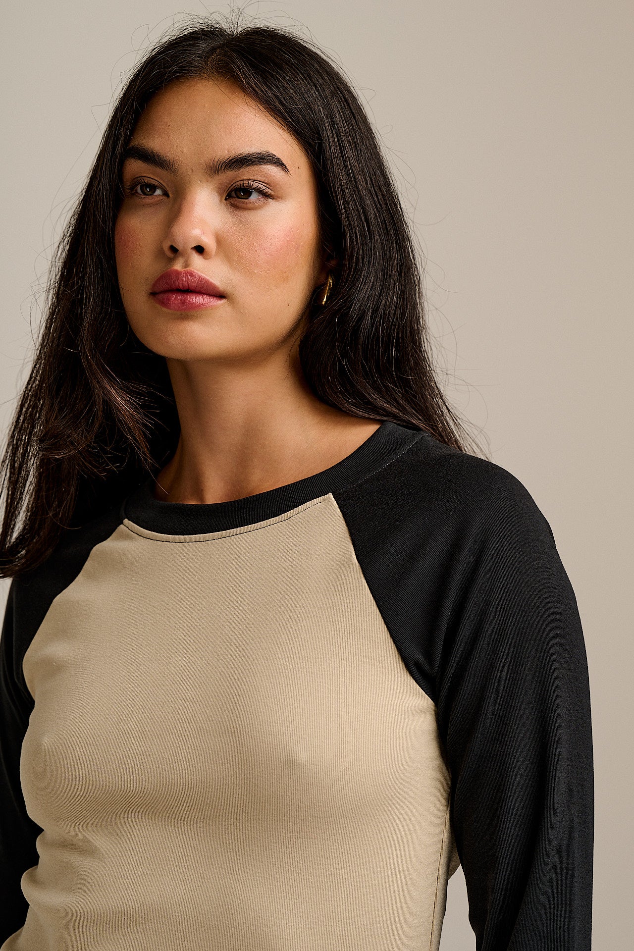 Avi - Long Sleeve Raglan T-Shirt in Black & Beige