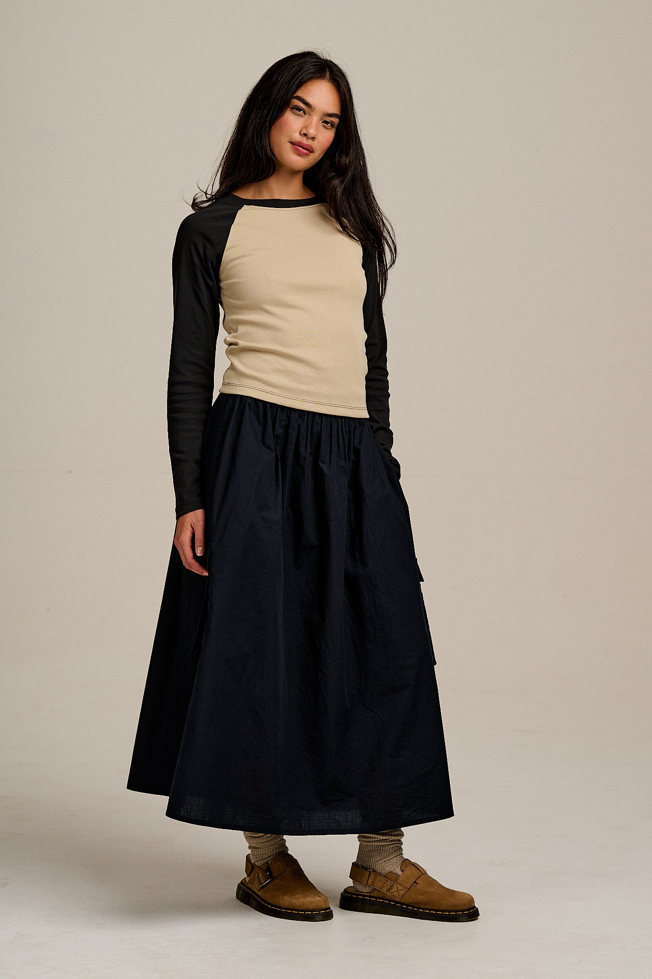 Avi - Long Sleeve Raglan T-Shirt in Black & Beige