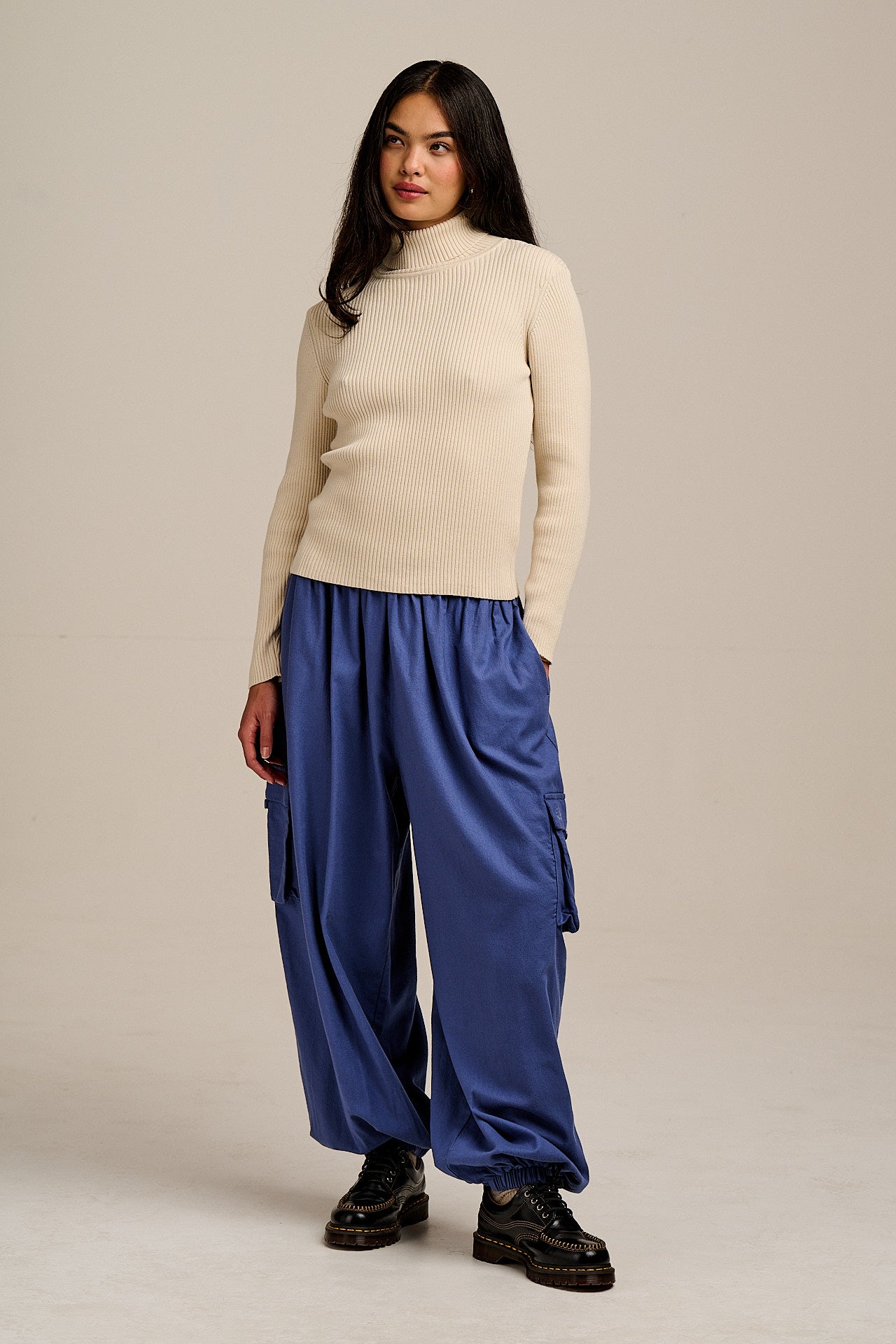 Rumi - Brushed Cotton Barrel Trousers in Grey Blue