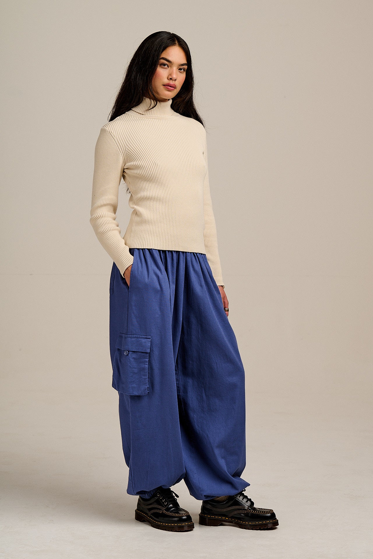 Rumi - Brushed Cotton Barrel Trousers in Grey Blue