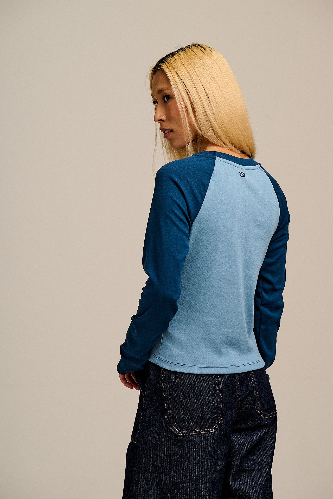 Avi - Long Sleeve Raglan T-Shirt in Blue