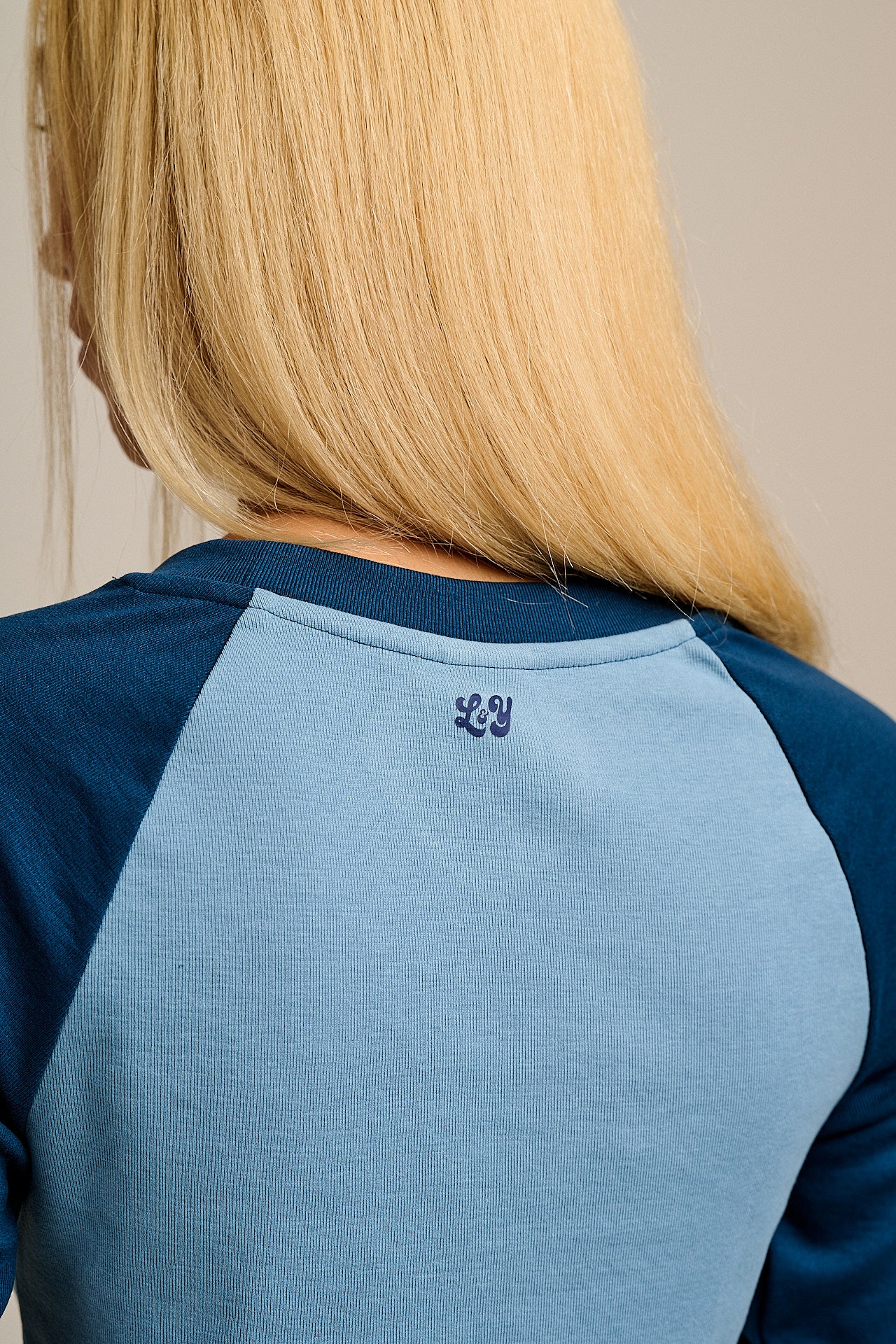 Avi - Long Sleeve Raglan T-Shirt in Blue
