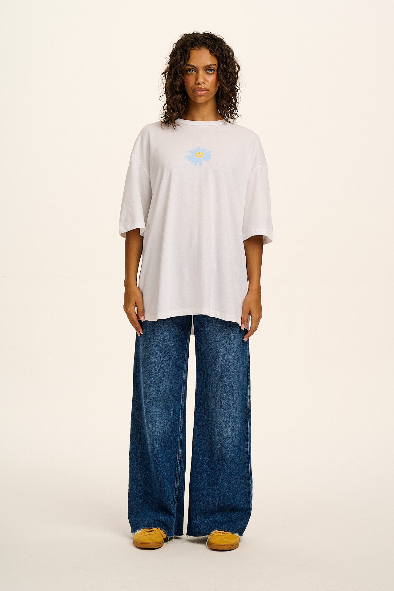 Benny - Oversized Cotton T-Shirt in White Hazy Lazy Daisy Print