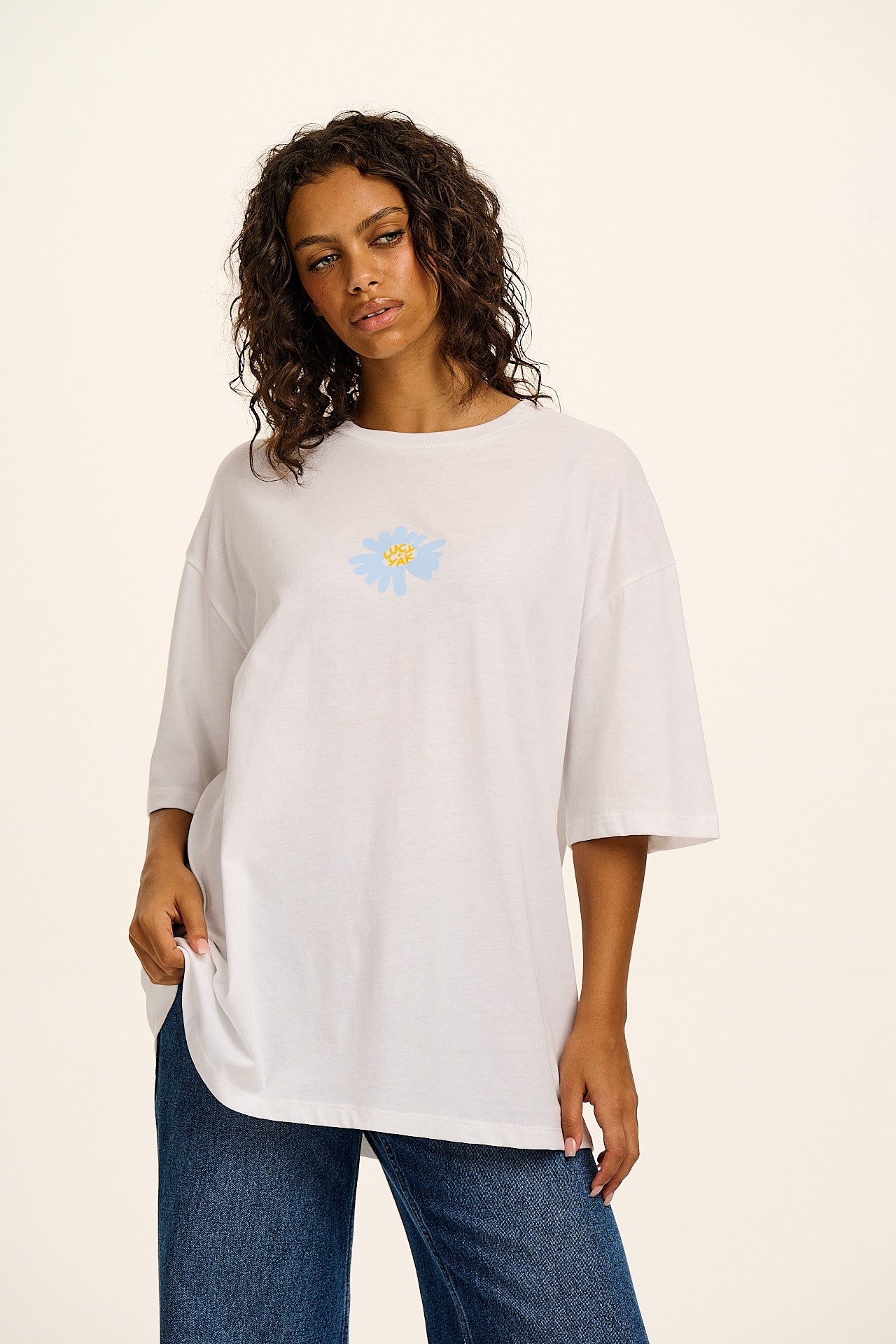 Benny - Oversized Cotton T-Shirt in White Hazy Lazy Daisy Print