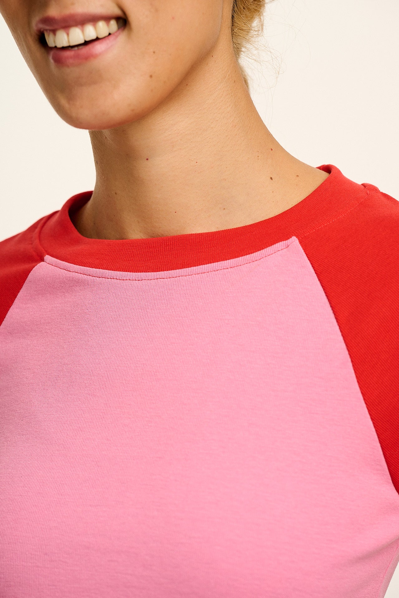 Avi - Long Sleeve Raglan T-Shirt in Pink & Red