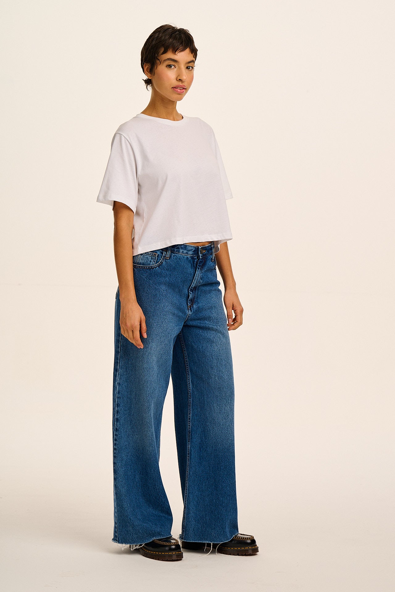 Zayla - Cropped Boxy T-Shirt in White