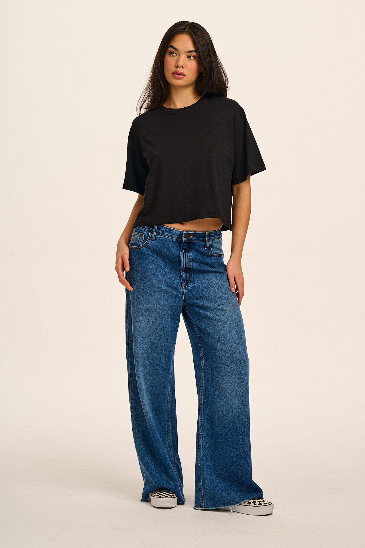 Zayla - Cropped Boxy T-Shirt in Black
