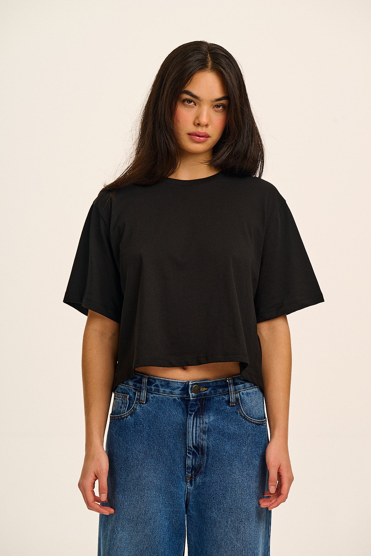 Zayla - Cropped Boxy T-Shirt in Black