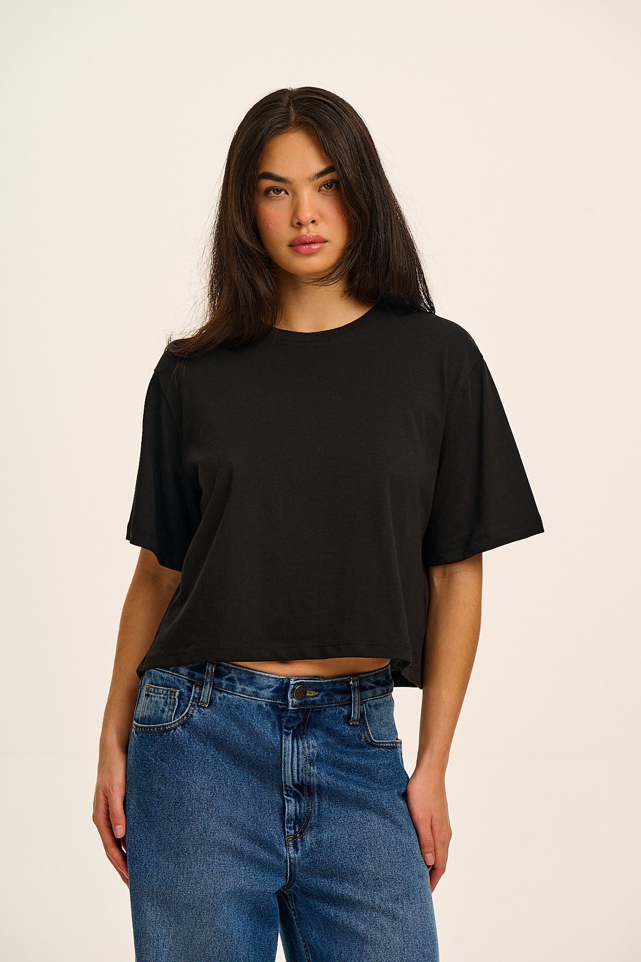 Zayla - Cropped Boxy T-Shirt in Black