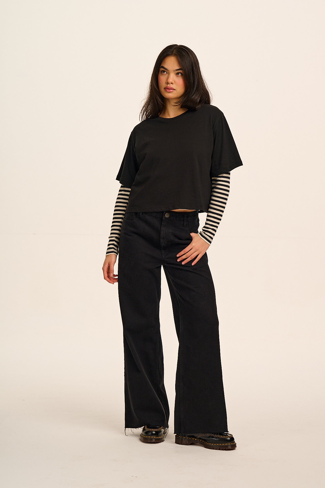 Zayla - Cropped Boxy T-Shirt in Black