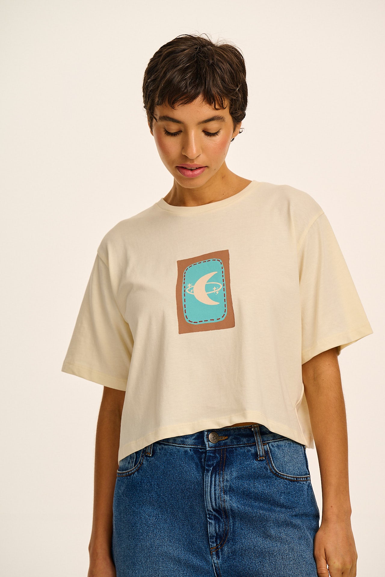 Zayla - Cropped Boxy T-Shirt Organic Cotton in Ecru New Moon Print