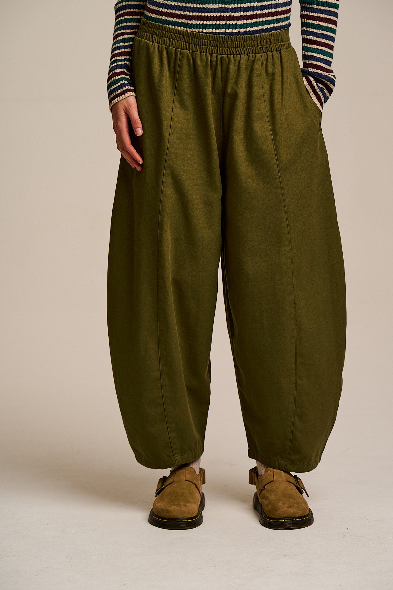 Obregon - Barrel Leg Cotton Trousers in Khaki Green