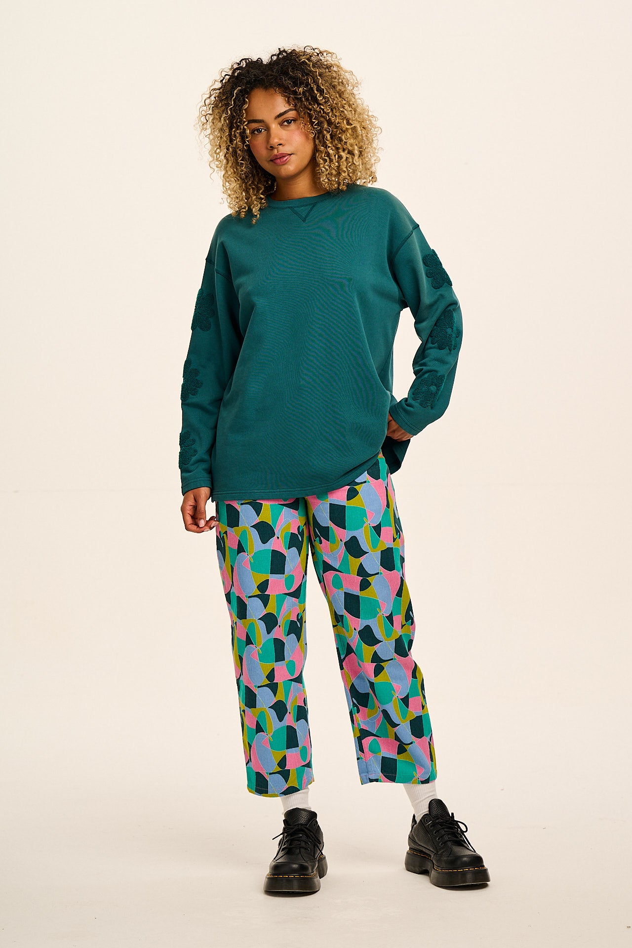 Drew - Cropped Straight Leg Cotton Trousers in Make a Statement Geo Print