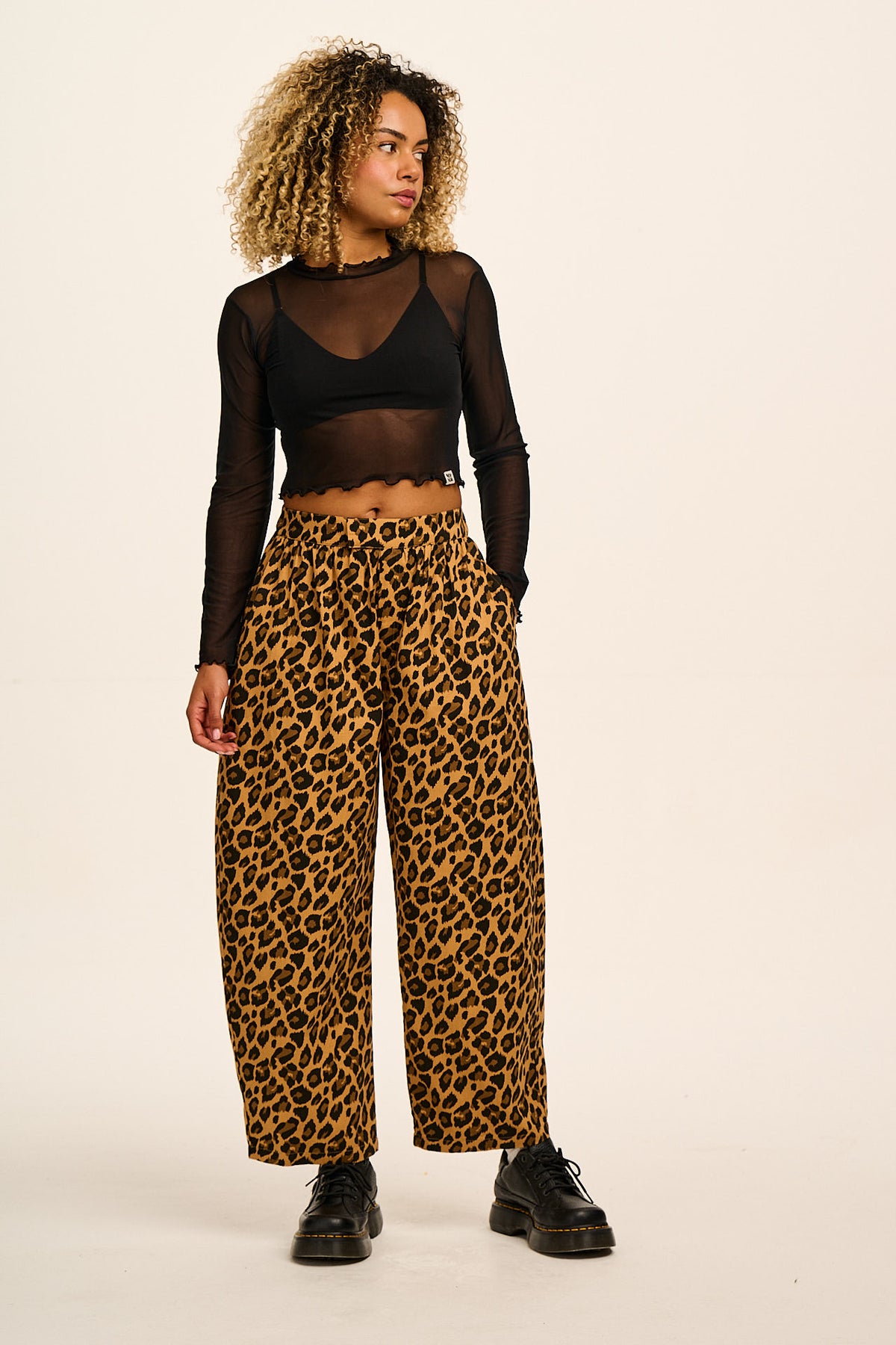 Beau - Barrel Leg Trousers Organic Cotton in Leopard Print