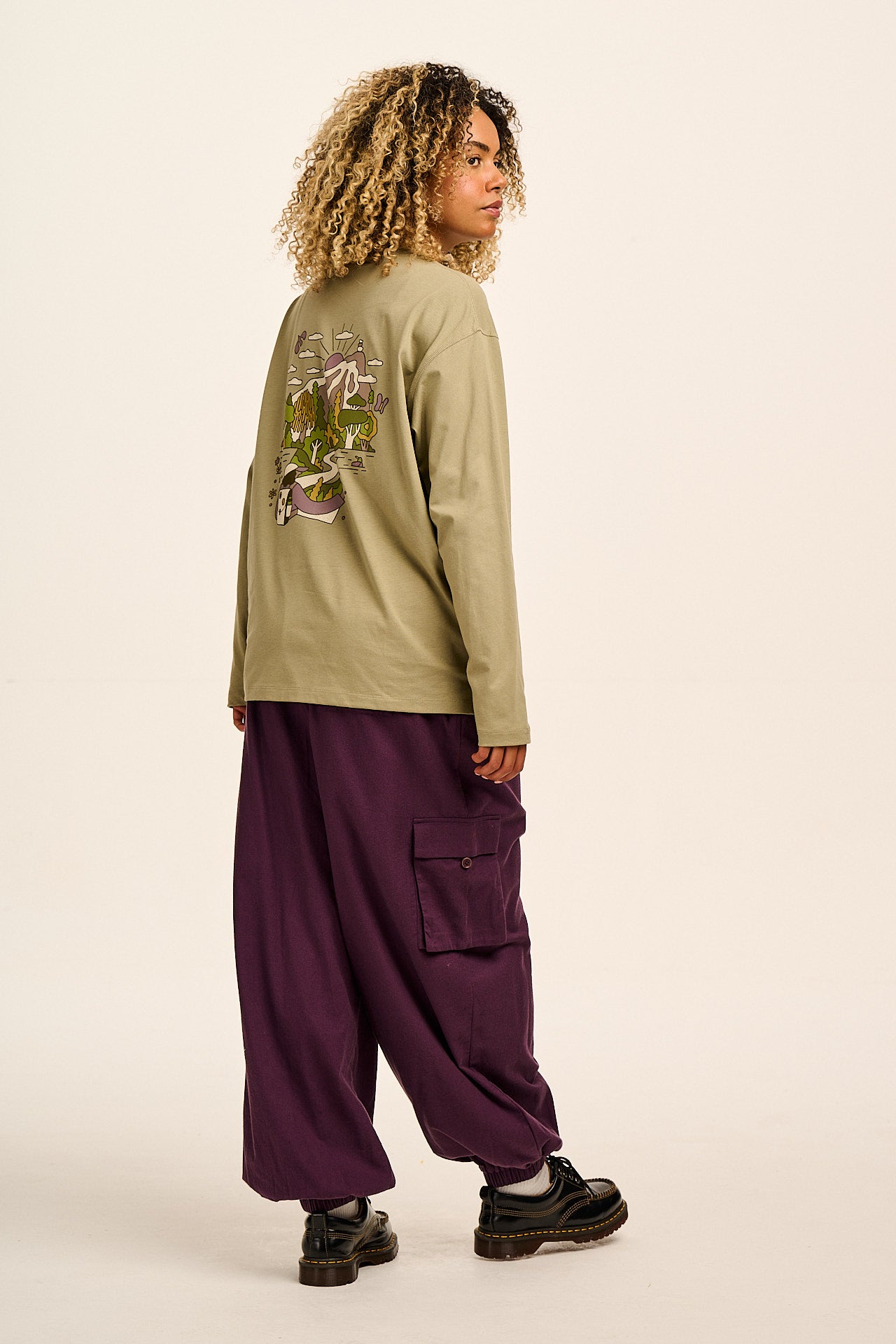 Murat - Long Sleeve Lightweight Cotton T-Shirt in Green Follow Trails Print