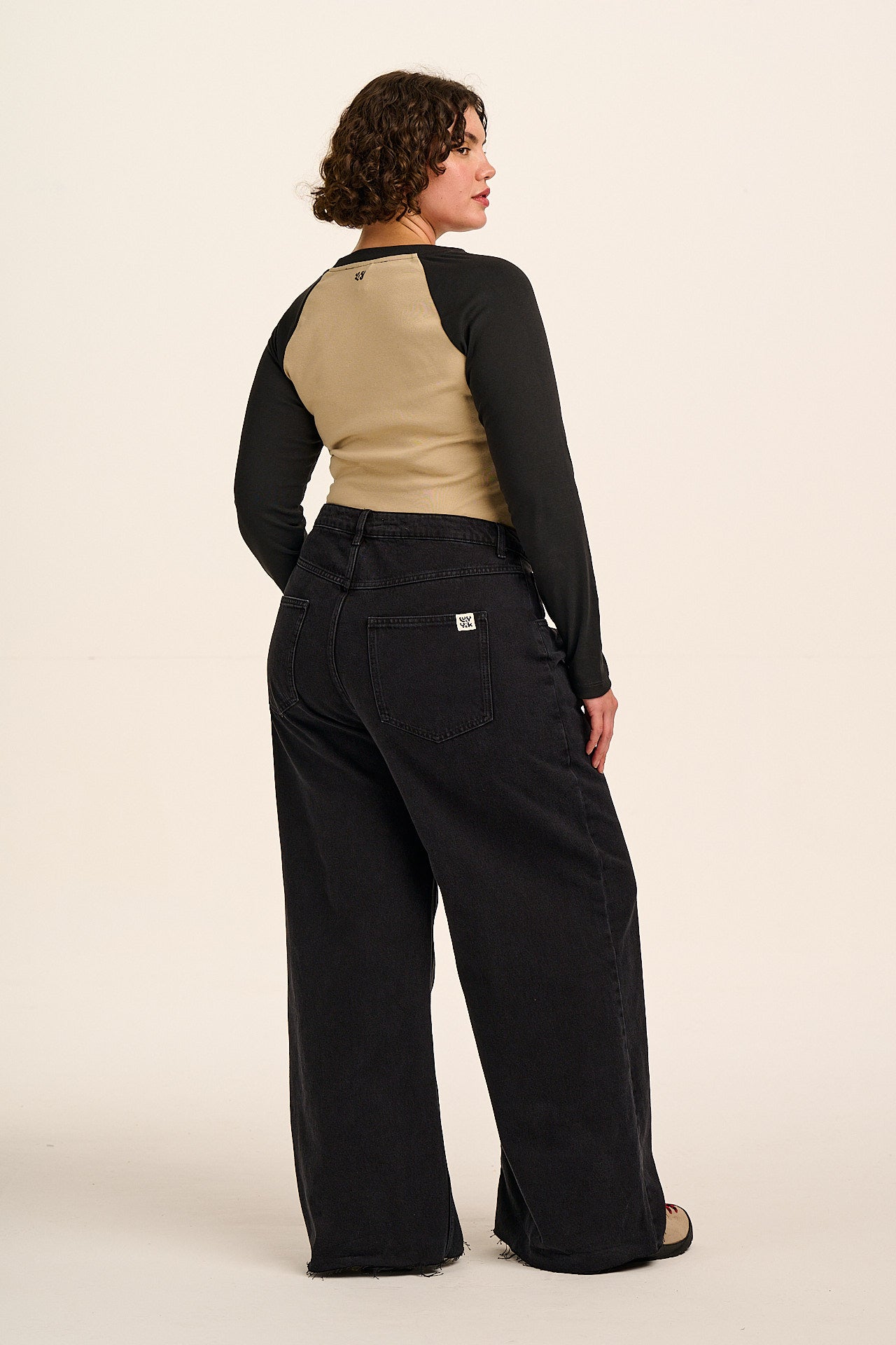 Carter - High Waisted Denim Jeans in Washed Black