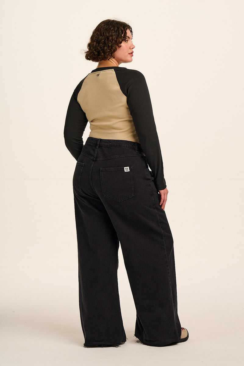 Carter - High Waisted Denim Jeans in Washed Black