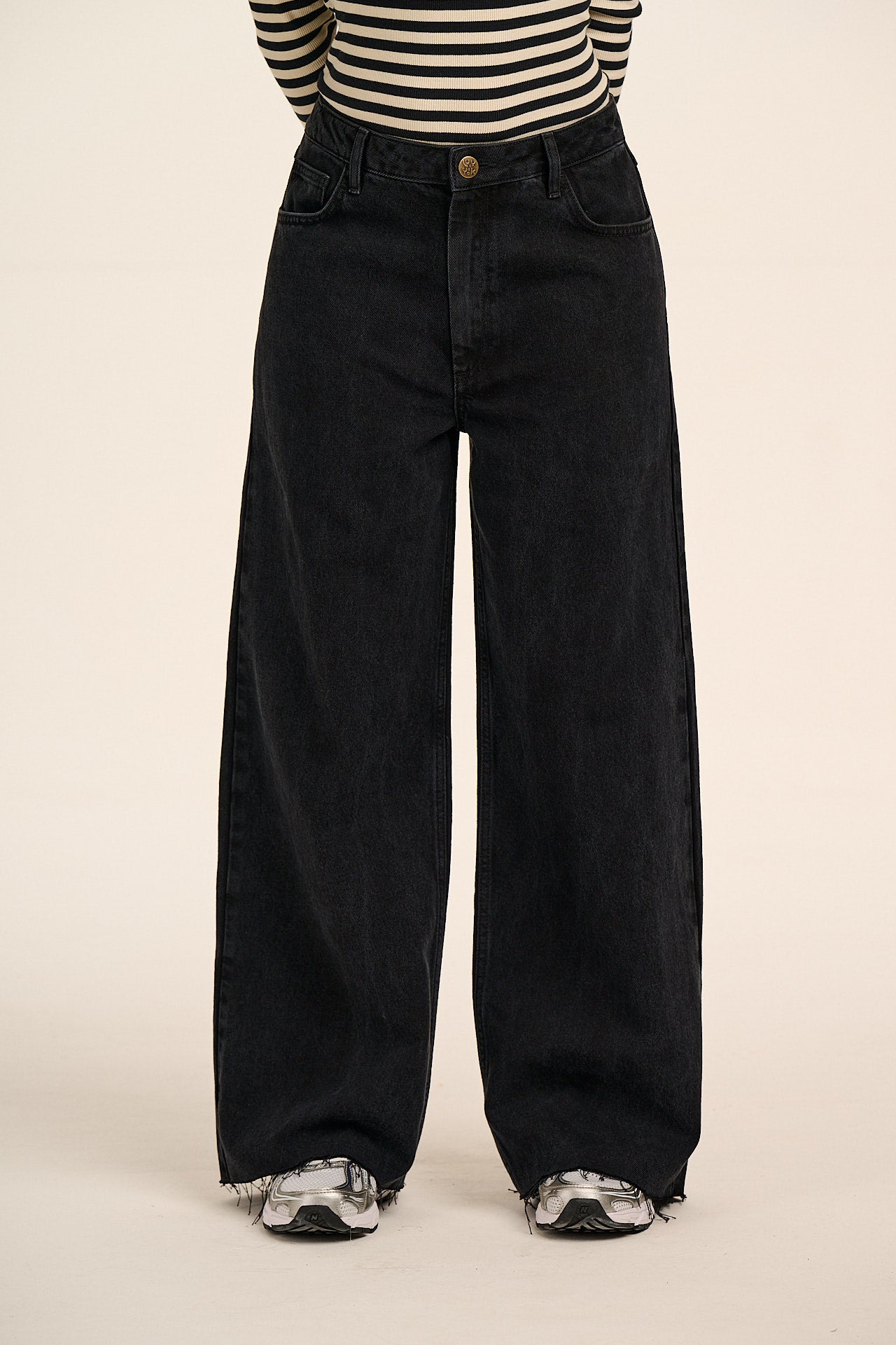 Carter - High Waisted Denim Jeans in Washed Black