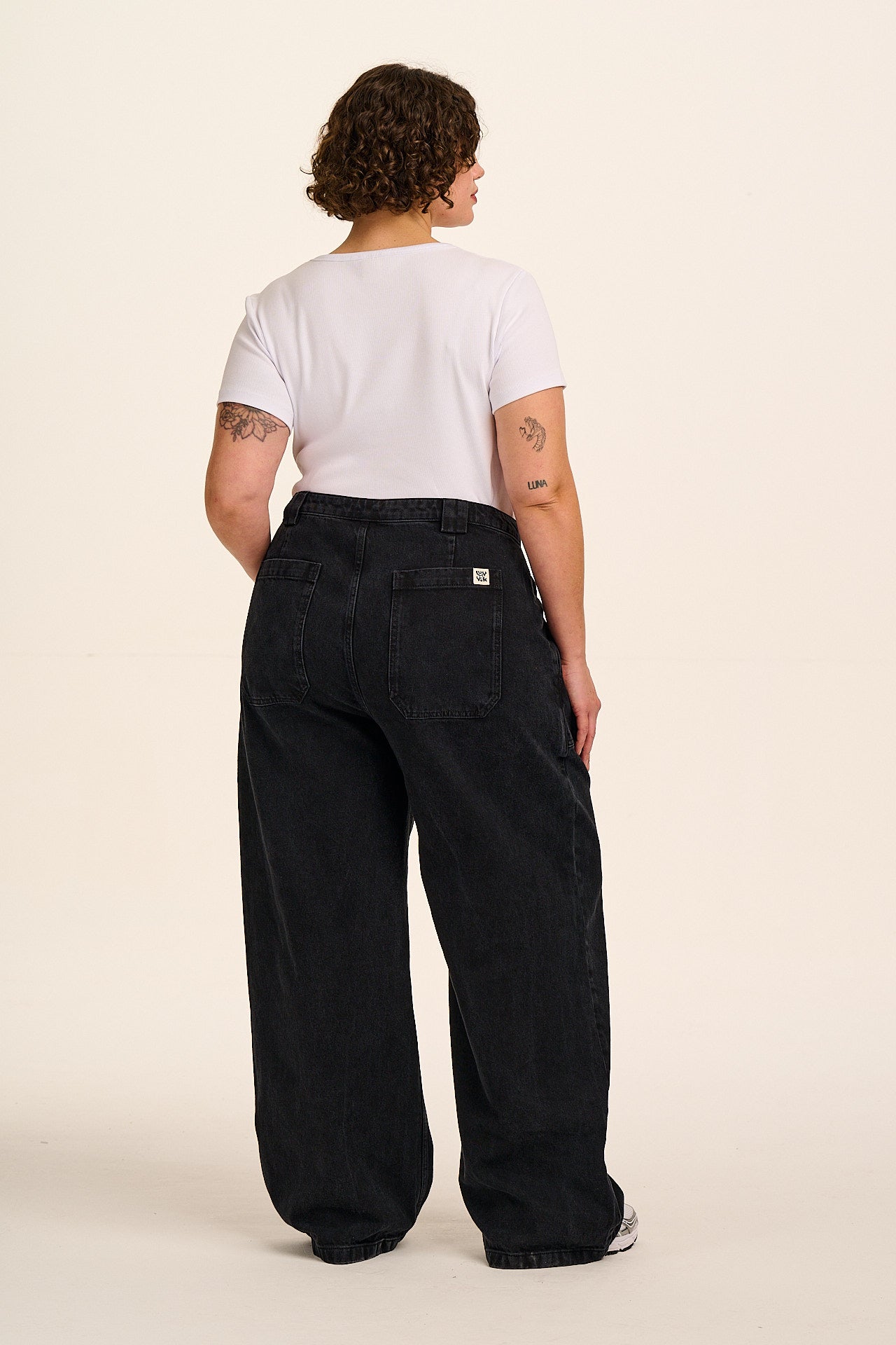 Delores - Wide Leg Denim Jeans in Washed Black