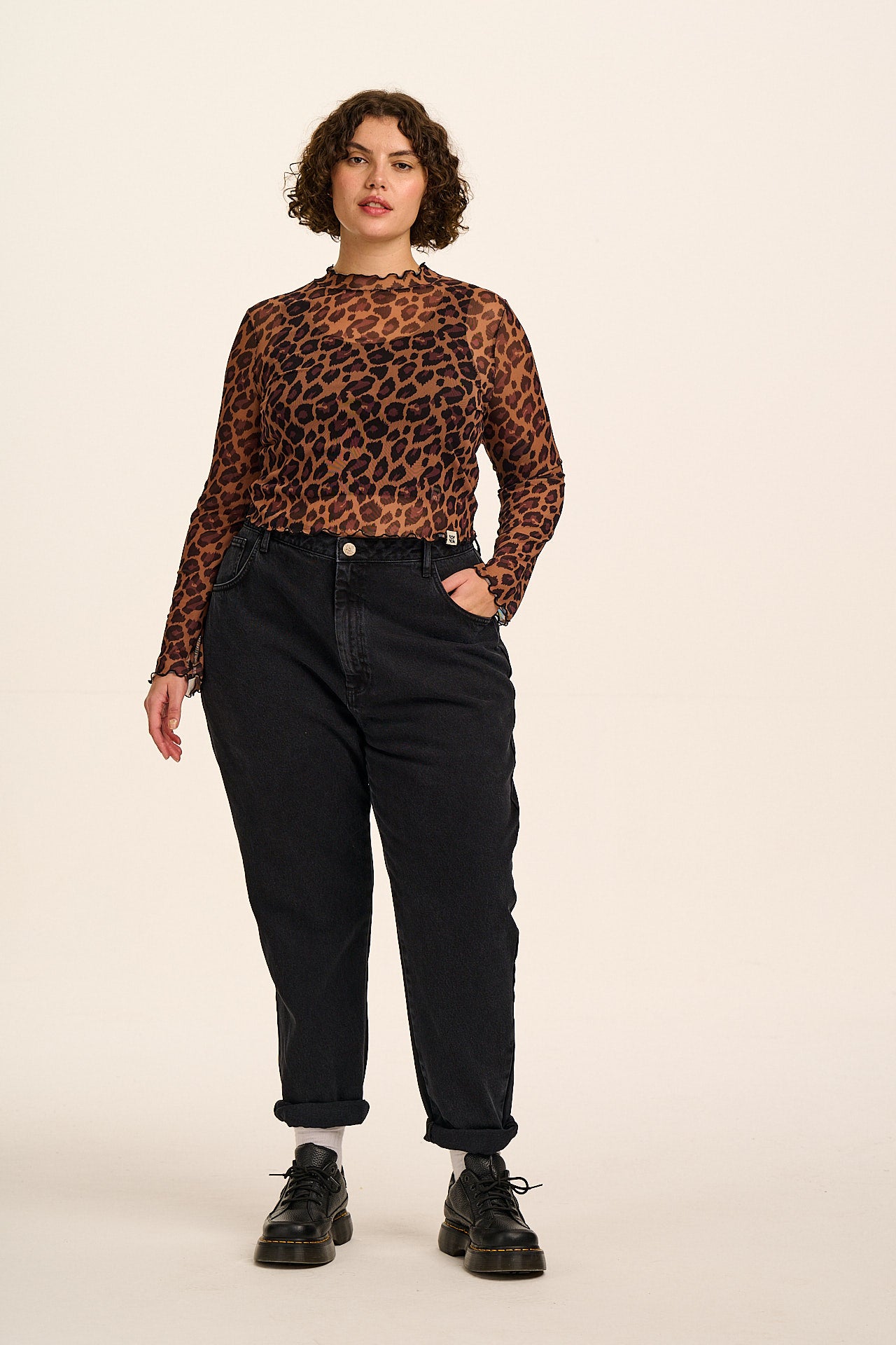 Dana  - Mom Denim Jeans in Washed Black