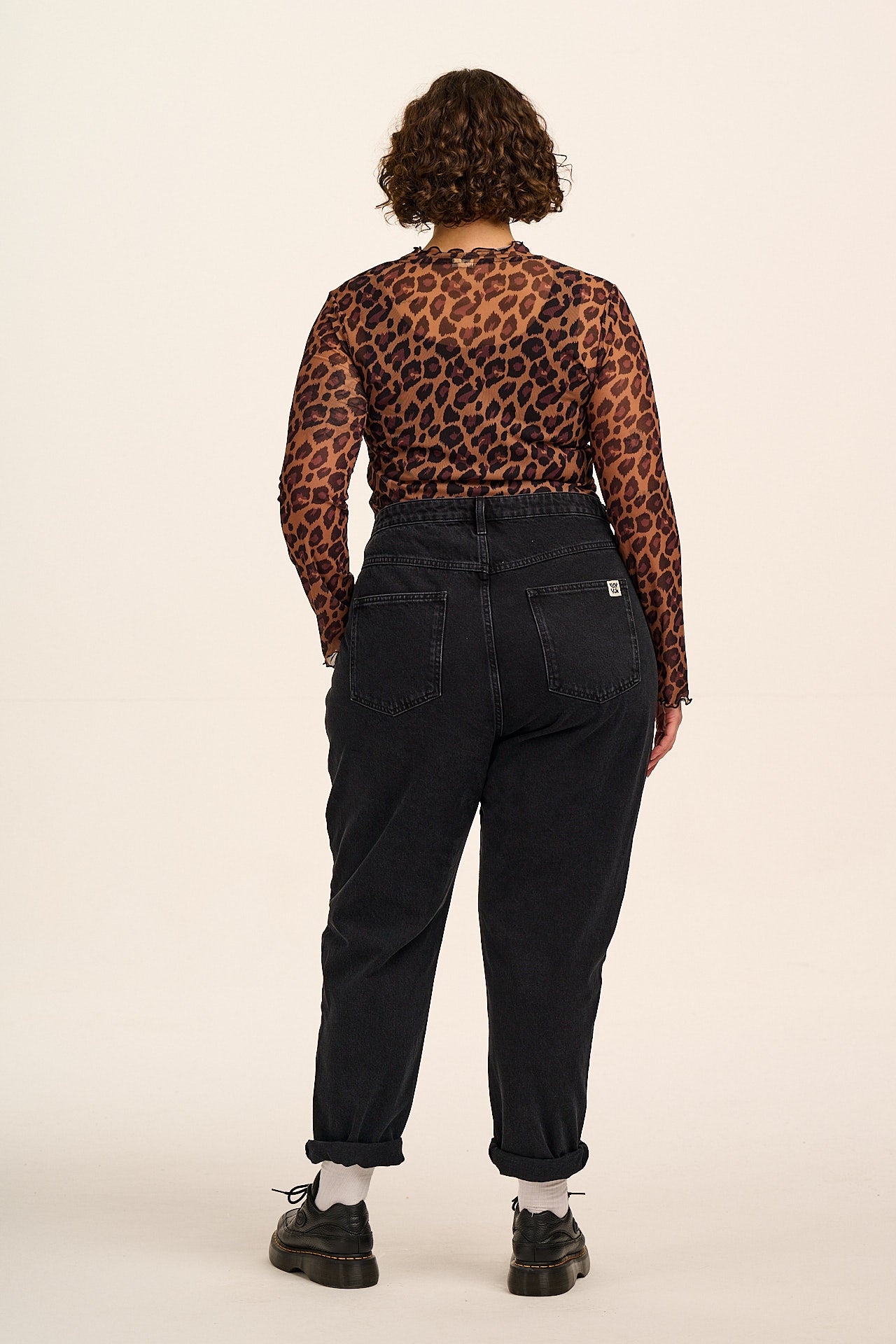 Dana  - Mom Denim Jeans in Washed Black