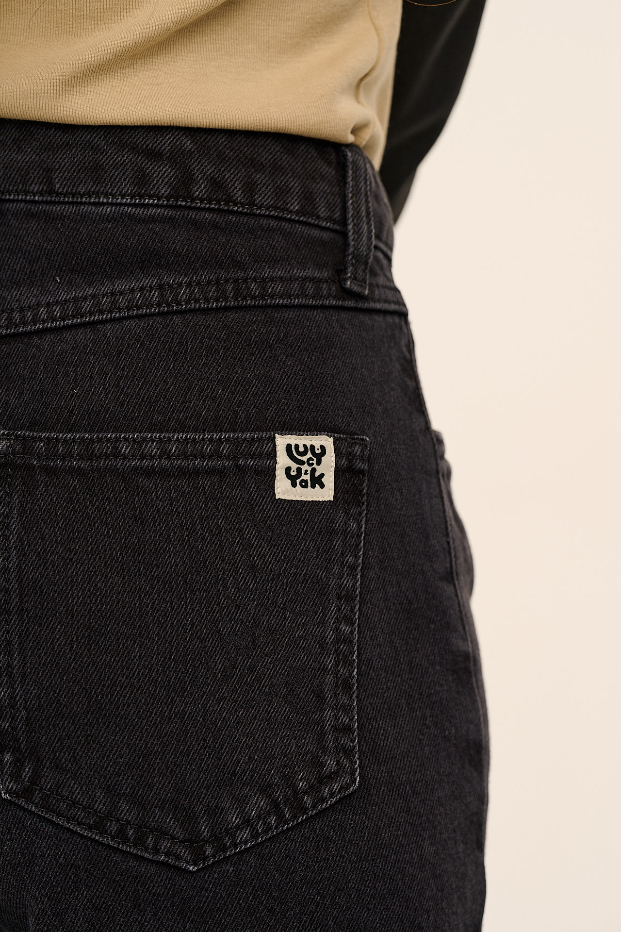 Dana  - Mom Denim Jeans in Washed Black