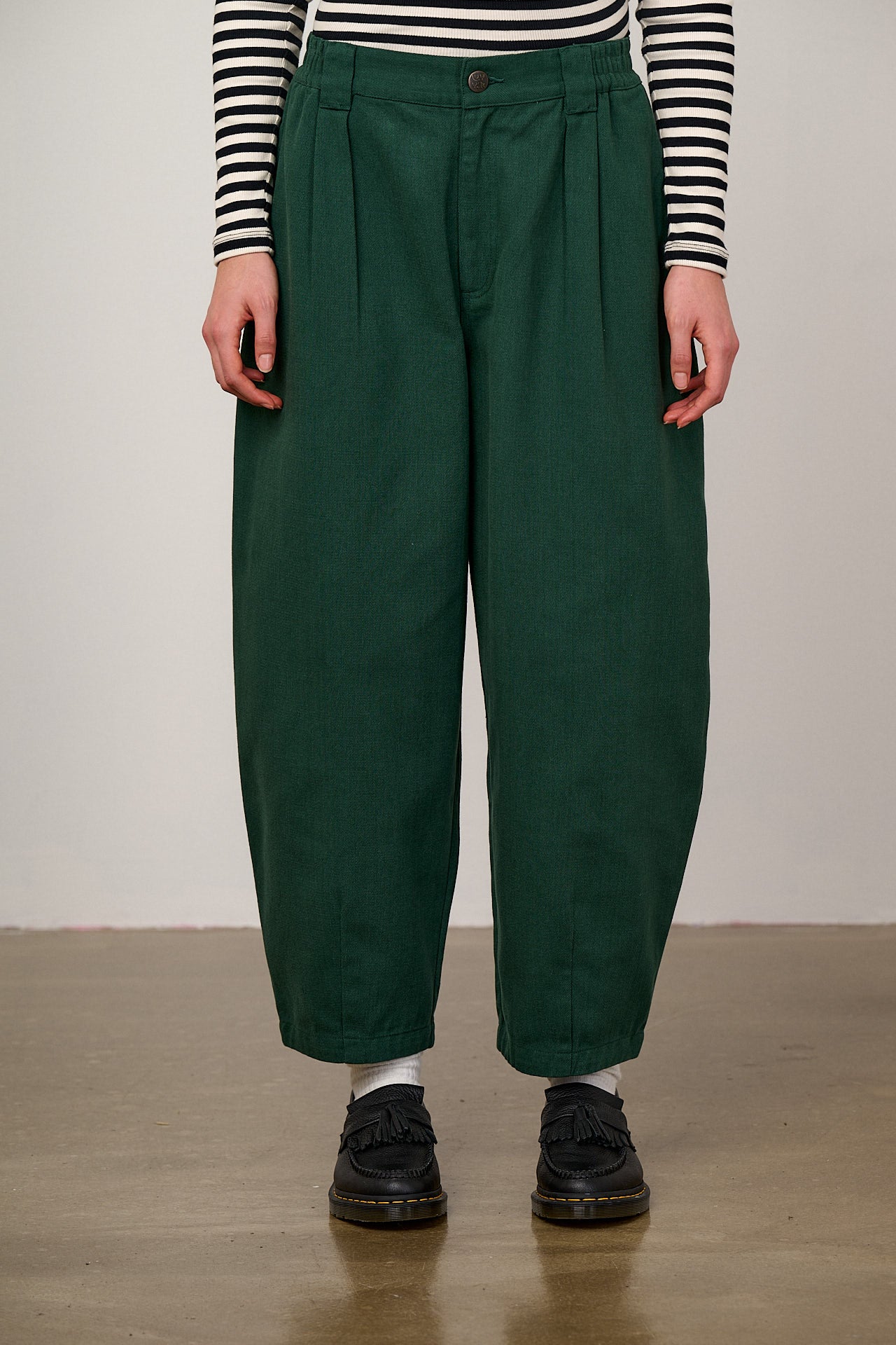 Ashby - Cotton Barrel Leg Trousers in Posy Green