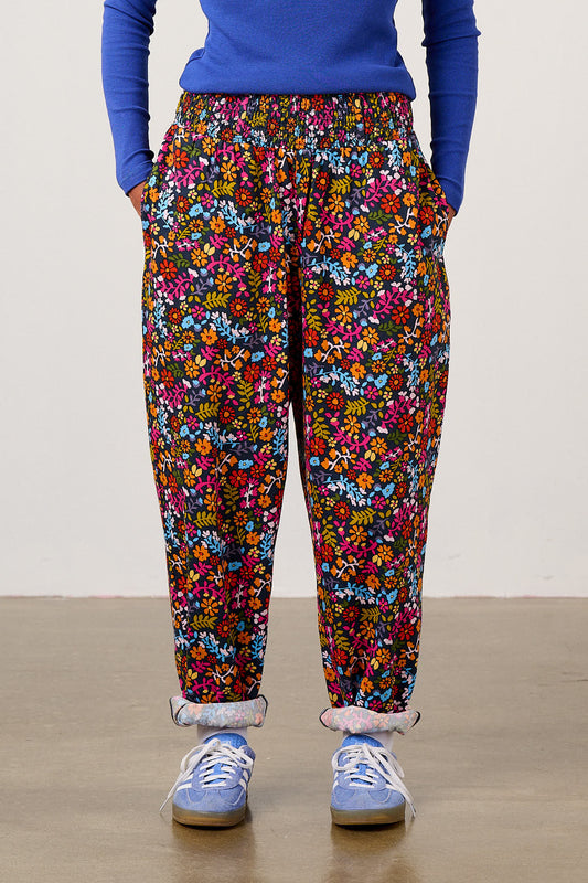 Alexa - Cotton Trousers in Retro Picnic Floral