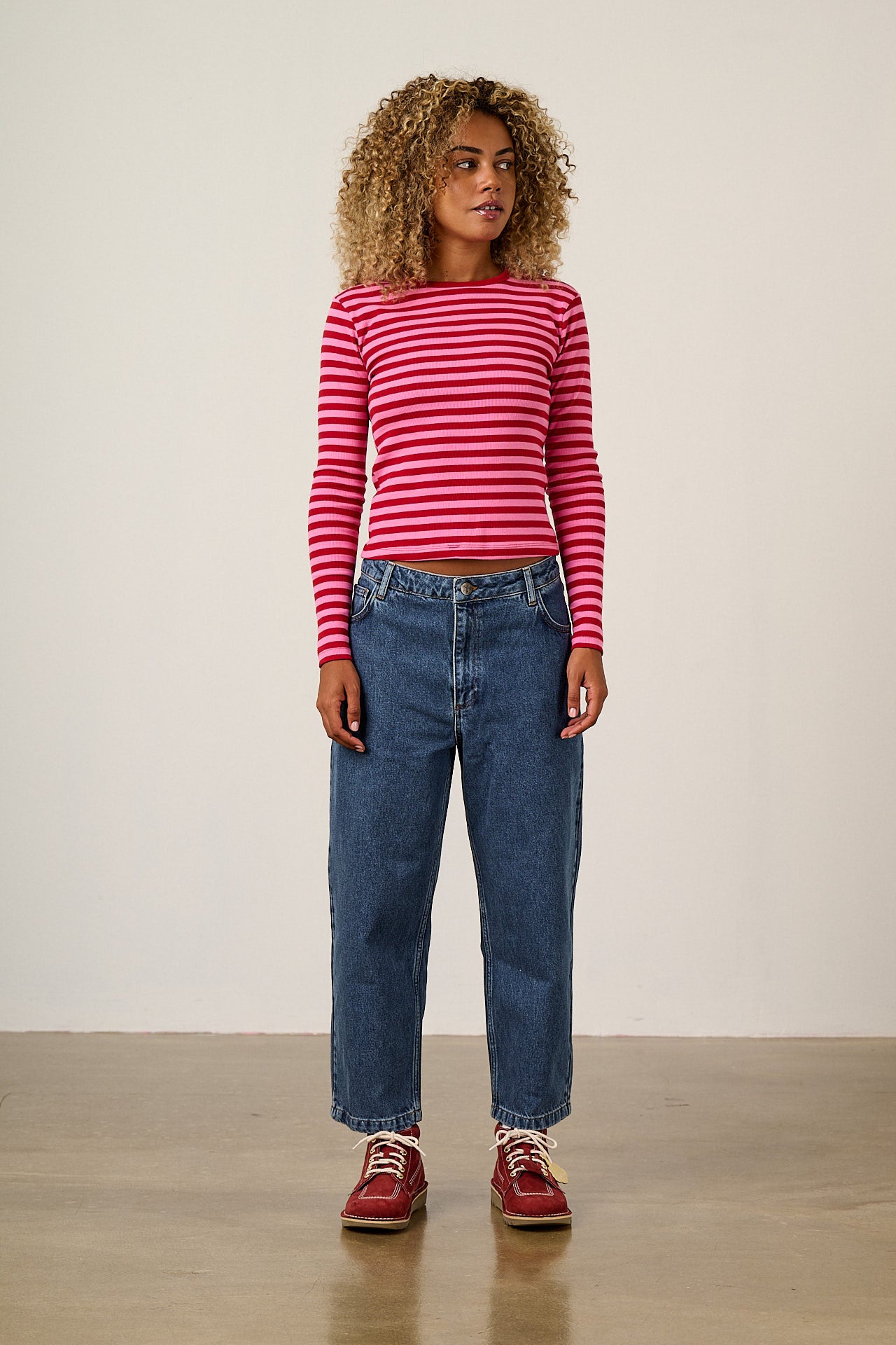 Drew - Cropped Straight Leg Denim Jeans in Mid Wash Blue