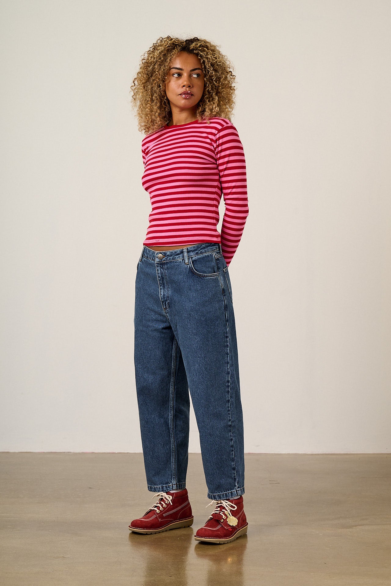 Drew - Cropped Straight Leg Denim Jeans in Mid Wash Blue