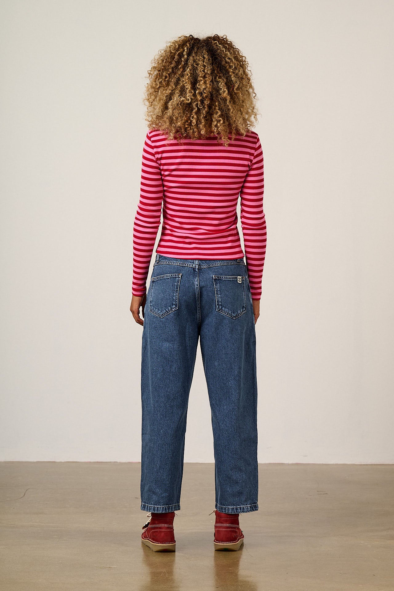 Drew - Cropped Straight Leg Denim Jeans in Mid Wash Blue